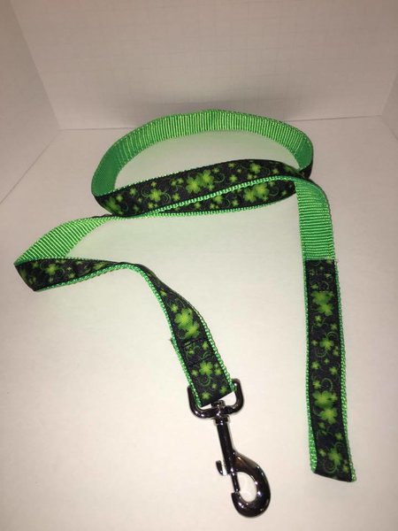 3/4" Clovers in the Wind Leash - Penny and Hoover's Pig Pen